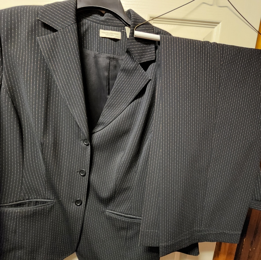 Valerie Stevens Seperates 18W jacket with 16w pants